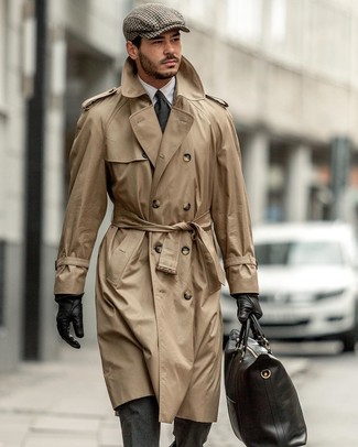 С чем носить кепку в 30 лет мужчине в прохладную погоду в деловом стиле: Если в одежде ты ценишь комфорт и функциональность, светло-коричневый плащ и кепка — замечательный вариант для стильного повседневного мужского ансамбля.