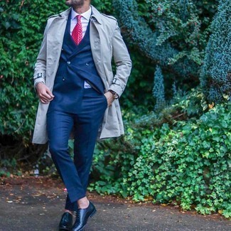 С чем носить ярко-розовый галстук в 30 лет мужчине осень в деловом стиле: Серый плащ в сочетании с ярко-розовым галстуком — замечательный пример строгого делового стиля. Что касается обуви, темно-синие кожаные оксфорды — самый подходящий вариант. Когда ты одет стильно, справиться с унылым осенним настроением несомненно легче.