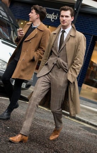 С чем носить коричневый костюм в шотландскую клетку в 30 лет осень в деловом стиле: Комбо из коричневого костюма в шотландскую клетку и светло-коричневого плаща поможет создать выразительный мужской лук. В паре с этим ансамблем органично выглядят светло-коричневые кожаные оксфорды. Сказать по правде, мы весьма неравнодушны к этому осеннему ансамблю.