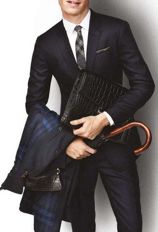 С чем носить черный кожаный портфель: Темно-синий плащ и черный кожаный портфель — отличная формула для воплощения приятного и удобного образа.