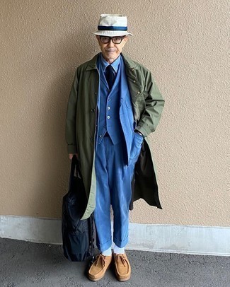 С чем носить оливковое пальто за 60 лет мужчине в деловом стиле: Ты будешь выглядеть отменно в оливковом пальто и синем костюме-тройке. В сочетании с этим ансамблем наиболее выгодно будут выглядеть светло-коричневые замшевые ботинки дезерты.