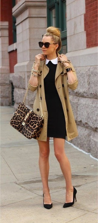 Модный лук: светло-коричневый плащ, черное облегающее платье, черные замшевые туфли, коричневая замшевая сумка через плечо с леопардовым принтом