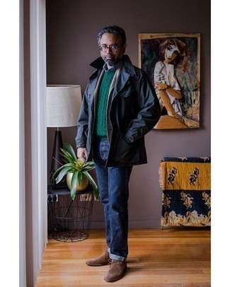 Как носить темно-коричневый пиджак с синими джинсами за 50 лет мужчине в стиле смарт-кэжуал: Темно-коричневый пиджак и синие джинсы могут стать выгодными инвестициями в твой гардероб. Пара коричневых замшевых ботинок дезертов поможет сделать образ цельным.