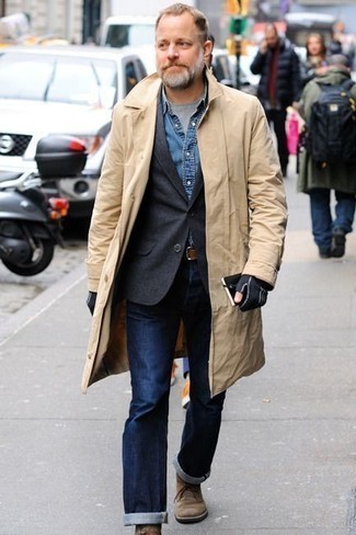 Как носить темно-серый пиджак с светло-коричневыми замшевыми ботинками дезертами за 40 лет: Темно-серый пиджак в паре с темно-синими джинсами — чудесный пример непринужденного офисного стиля для мужчин. Пара светло-коричневых замшевых ботинок дезертов свяжет лук воедино.