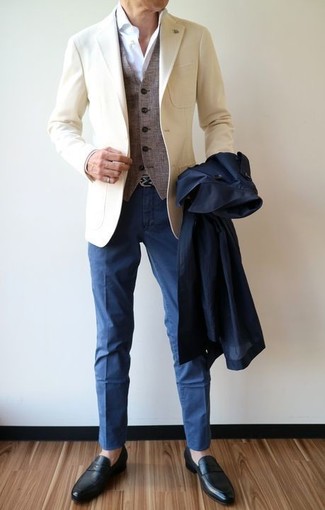 Какие брюки чинос носить с бежевым пиджаком за 40 лет в деловом стиле: Бежевый пиджак и брюки чинос — хороший выбор для воплощения мужского образа в элегантно-деловом стиле. Думаешь привнести сюда толику элегантности? Тогда в качестве дополнения к этому ансамблю, выбери черные кожаные лоферы.