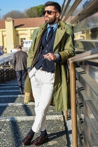 С чем носить коричневый пиджак в мелкую клетку мужчине: Коричневый пиджак в мелкую клетку и белые брюки чинос — отличный вариант для воплощения мужского образа в стиле smart casual. Боишься выглядеть неаккуратно? Закончи этот лук темно-красными кожаными лоферами с кисточками.