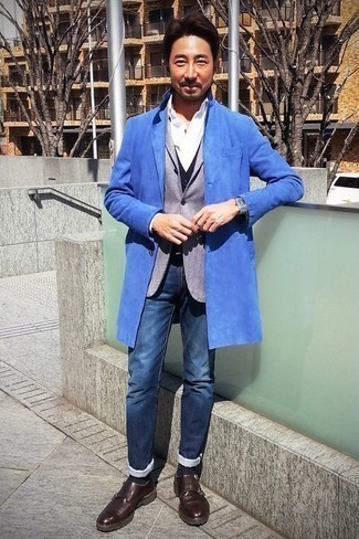 Какие пиджаки носить с синим жилетом: Несмотря на то, что этот образ кажется весьма консервативным, сочетание пиджака и синего жилета приходится по душе стильным мужчинам, пленяя при этом дамские сердца. Темно-коричневые кожаные монки с двумя ремешками привнесут в лук чуть больше динамики.