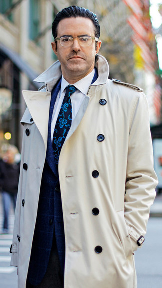 Как носить темно-синий пиджак с бежевым плащом мужчине в теплую погоду в деловом стиле: Бежевый плащ выглядит выигрышно в сочетании с темно-синим пиджаком.