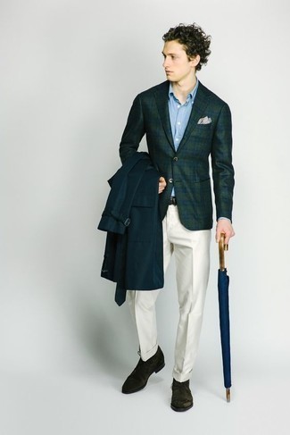 С чем носить темно-зеленый пиджак в шотландскую клетку в 20 лет мужчине: Сочетание темно-зеленого пиджака в шотландскую клетку и белых классических брюк — превосходный пример строгого делового стиля. Нравится рисковать? Тогда дополни образ темно-зелеными замшевыми ботинками дезертами.