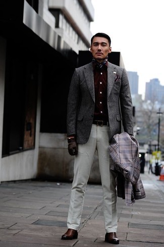 Какие классические брюки носить с серым пиджаком в 30 лет мужчине в прохладную погоду: Любой молодой человек будет выглядеть несравненно в сером пиджаке и классических брюках. Такой образ легко адаптировать к повседневным реалиям, если завершить его коричневыми кожаными ботинками челси.