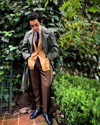 Какие классические брюки носить с темно-зеленым плащом мужчине: Сочетание темно-зеленого плаща и классических брюк позволит создать модный классический лук. Создать модный контраст с остальными составляющими этого лука помогут темно-синие кожаные лоферы.