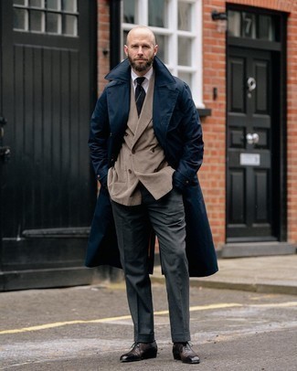 Какие оксфорды носить с коричневым пиджаком в деловом стиле: Коричневый пиджак в сочетании с темно-серыми классическими брюками позволит исполнить строгий деловой стиль. Очень выигрышно здесь будут смотреться оксфорды.