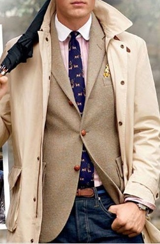 Модный лук: бежевый плащ, светло-коричневый шерстяной пиджак, розовая рубашка с длинным рукавом, темно-синие джинсы