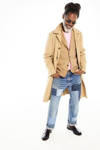 С чем носить светло-коричневый хлопковый пиджак за 50 лет мужчине: Светло-коричневый хлопковый пиджак и голубые джинсы в стиле пэчворк прочно обосновались в гардеробе многих мужчин, помогая составлять роскошные и стильные ансамбли. Любители модных экспериментов могут дополнить образ темно-коричневыми кожаными лоферами, тем самым добавив в него чуточку изысканности.