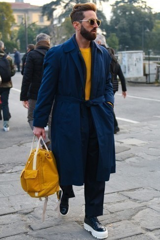 С чем носить зелено-желтый рюкзак из плотной ткани в 30 лет мужчине в прохладную погоду: Если в одежде ты ценишь комфорт и функциональность, темно-синий плащ и зелено-желтый рюкзак из плотной ткани — превосходный выбор для стильного повседневного мужского лука. Хочешь добавить сюда нотку классики? Тогда в качестве дополнения к этому луку, стоит выбрать черно-белые кожаные массивные туфли дерби.