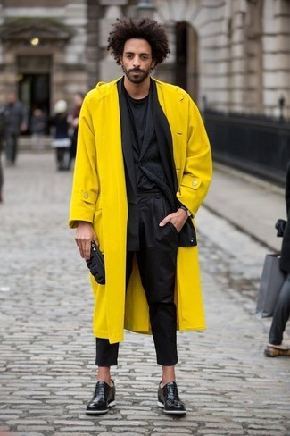 С чем носить желтое пальто в 30 лет мужчине в теплую погоду в стиле смарт-кэжуал: Если ты приписываешь себя к той немногочисленной категории молодых людей, неплохо ориентирующихся в моде, тебе понравится сочетание желтого пальто и черных брюк чинос. Дополнив ансамбль черными кожаными оксфордами, получим приятный результат.