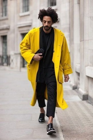 С чем носить желтое пальто в 30 лет мужчине осень в стиле смарт-кэжуал: Желтое пальто в паре с черными брюками чинос поможет выразить твой индивидуальный стиль и выигрышно выделиться из толпы. Этот лук легко получает новое прочтение в тандеме с черными кожаными оксфордами. Подобный образ несомненно поднимет настроение в пасмурный осенний день.