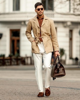 С чем носить коричневую дорожную сумку в 30 лет мужчине: Если ты делаешь ставку на комфорт и практичность, светло-коричневый льняной плащ и коричневая дорожная сумка — превосходный выбор для стильного повседневного мужского лука. Почему бы не привнести в этот образ на каждый день немного изысканности с помощью темно-коричневых замшевых лоферов с кисточками?