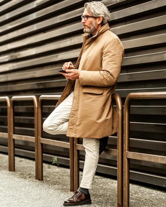 Как носить плащ с низкими кедами за 50 лет мужчине: Плащ и белые джинсы — хороший выбор для повседневного офисного лука. Почему бы не привнести в этот образ чуточку расслабленности с помощью низких кед?