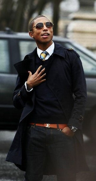Как Pharrell Williams носит Черный плащ, Черный свитер с v-образным вырезом, Белая классическая рубашка, Черные джинсы