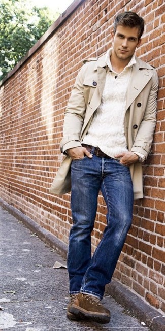 Модный лук: бежевый плащ, белый свитер с воротником на пуговицах, синие джинсы, коричневые повседневные ботинки