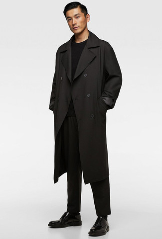 Модный лук: черный плащ, черный свитер с круглым вырезом, черные брюки чинос, черные кожаные туфли дерби