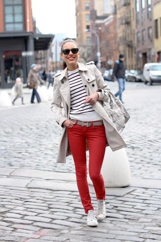 С чем носить бело-красный свитер с круглым вырезом в горизонтальную полоску в 30 лет женщине весна: Если ты считаешь себя одной из тех леди, способных хорошо ориентироваться в том, что стильно, а что нет, тебе подойдет дуэт бело-красного свитера с круглым вырезом в горизонтальную полоску и красных джинсов скинни. Белые низкие кеды из плотной ткани становятся отличным дополнением к твоему наряду. Этот наряд отлично подходит для межсезонной погоды.