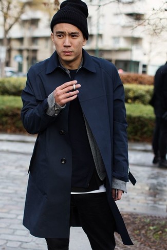 С чем носить серый кардиган мужчине в прохладную погоду в стиле смарт-кэжуал: Комбо из серого кардигана и черных джинсов поможет создать модный мужской образ.