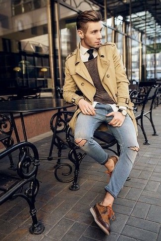 Как носить темно-коричневые кожаные броги с коричневым свитером с круглым вырезом в стиле кэжуал: Если ты ценишь удобство и функциональность, коричневый свитер с круглым вырезом и синие рваные зауженные джинсы — прекрасный выбор для расслабленного мужского образа на каждый день. Если ты любишь смелые решения в своих образах, закончи этот темно-коричневыми кожаными брогами.