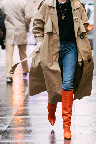 Какие джинсы носить с светло-коричневым плащом женщине в прохладную погоду: Светло-коричневый плащ и джинсы надежно закрепились в гардеробе многих модниц, позволяя создавать сногсшибательные и комфортные ансамбли. Что касается обуви, оранжевые кожаные сапоги — самый достойный вариант.