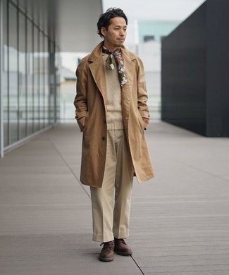 С чем носить светло-коричневые классические брюки мужчине в прохладную погоду: Комбо из светло-коричневого плаща и светло-коричневых классических брюк позволит создать модный и утонченный образ. Темно-коричневые кожаные повседневные ботинки гарантируют комфорт в движении.