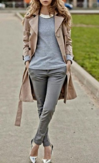 Модный лук: светло-коричневый плащ, серый свитер с круглым вырезом, серые узкие брюки, серебряные кожаные туфли