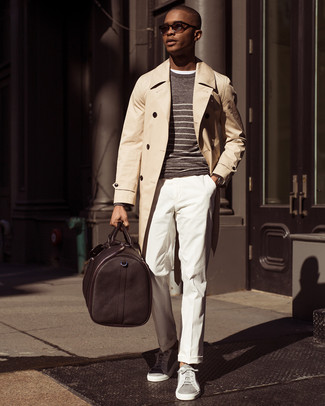 Модный лук: бежевый плащ, коричневый свитер с круглым вырезом в горизонтальную полоску, белая футболка с круглым вырезом, белые классические брюки