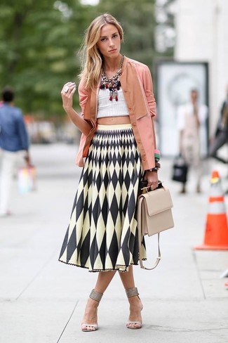 С чем носить бело-черную юбку: Розовый плащ и бело-черная юбка помогут создать нескучный образ для офиса. Вкупе с этим ансамблем чудесно смотрятся серые кожаные босоножки на каблуке с украшением.