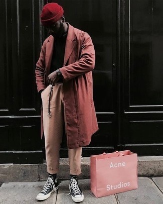 С чем носить красную шапку в 20 лет мужчине: Если в одежде ты ценишь комфорт и функциональность, темно-красный плащ и красная шапка — замечательный вариант для привлекательного повседневного мужского образа. Черно-белые высокие кеды из плотной ткани — идеальный выбор, чтобы завершить образ.