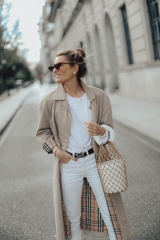 С чем носить плащ женщине в теплую погоду в стиле смарт-кэжуал: Если в одежде ты ценишь удобство и функциональность, попробуй такое сочетание плаща и белых джинсов.