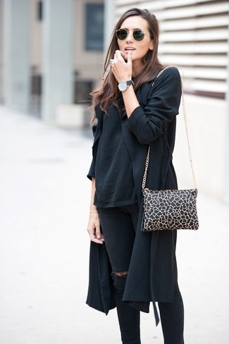 Модный лук: черный плащ, черная футболка с длинным рукавом, черные рваные джинсы скинни, черно-белая кожаная сумка через плечо с леопардовым принтом