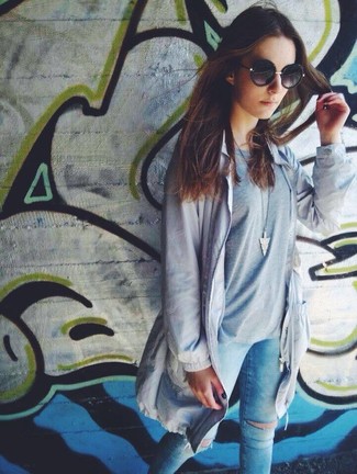 Модный лук: серый плащ, серая футболка с круглым вырезом, голубые рваные джинсы скинни, черные солнцезащитные очки