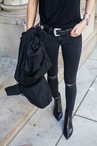 С чем носить черную футболку с круглым вырезом в 30 лет женщине в теплую погоду: Если ты запланировала суматошный день, сочетание черной футболки с круглым вырезом и черных рваных джинсов скинни позволит создать удобный лук в непринужденном стиле. В паре с этим ансамблем наиболее гармонично выглядят черные кожаные ботильоны.
