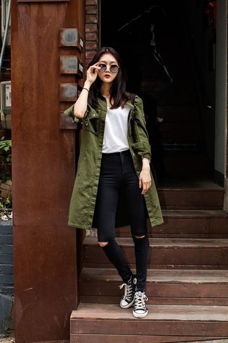 С чем носить рваные джинсы в 20 лет женщине: Дуэт оливкового плаща и рваных джинсов позволит реализовать в твоем наряде современный городской стиль. Черно-белые высокие кеды обеспечат комфорт в движении.