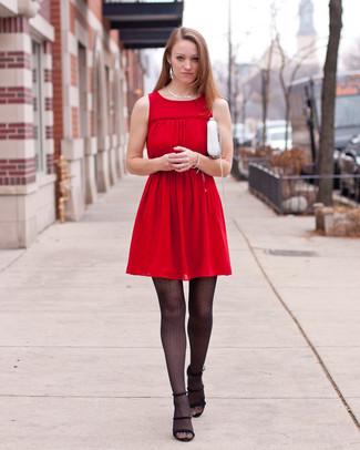 С чем носить красное повседневное платье в 20 лет в жару: Красное повседневное платье — хороший наряд для женского пола, которые никогда не могут усидеть на месте. В тандеме с этим нарядом стильно будут выглядеть черные замшевые босоножки на каблуке.