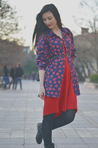 Модный лук: красное повседневное платье со складками, красно-темно-синяя классическая рубашка с принтом, черные кожаные ботильоны, черная кожаная сумка через плечо