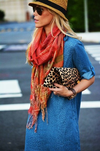 С чем носить темно-красный шарф женщине: Если ты любишь выглядеть модно, чувствуя себя при этом комфортно и расслабленно, стоит примерить это сочетание синего джинсового повседневного платья и темно-красного шарфа.