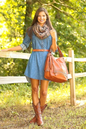С чем носить обувь осень в спортивном стиле: Синее джинсовое повседневное платье — стильный выбор женщин, которые постоянно в движении. Что до обуви, можно закончить образ светло-коричневыми кожаными ковбойскими сапогами. Разумеется, такой наряд будет прекрасной идеей в солнечный осенний день.