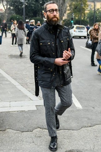Какие туфли дерби носить с темно-серыми брюками чинос за 40 лет осень: Если в одежде ты ценишь комфорт и функциональность, попробуй тандем черной полевой куртки и темно-серых брюк чинос. Хочешь привнести сюда толику строгости? Тогда в качестве обуви к этому ансамблю, выбери туфли дерби. Это модный образ, который отлично подойдет для переменчивой осенней погоды.