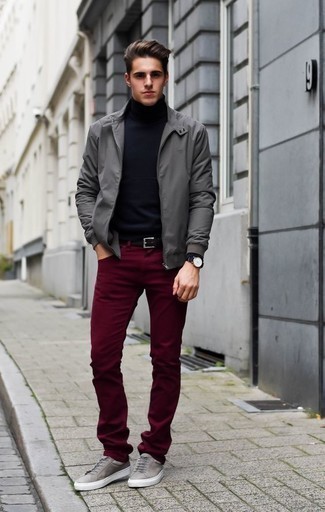 С чем носить серые кожаные кеды мужчине: Серая полевая куртка и темно-красные джинсы будут отлично смотреться в стильном гардеробе самых требовательных молодых людей. Любишь смелые сочетания? Можешь завершить свой лук серыми кожаными кедами.