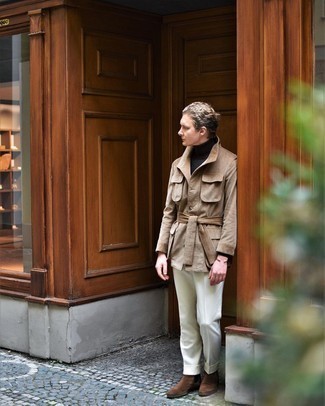 Модный лук: светло-коричневая полевая куртка, темно-коричневая водолазка, белые классические брюки, коричневые замшевые ботинки челси