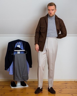 С чем носить бежевые классические брюки в 30 лет мужчине: Темно-коричневая полевая куртка выглядит выигрышно в сочетании с бежевыми классическими брюками. Что до обуви, заверши ансамбль темно-коричневыми замшевыми лоферами.