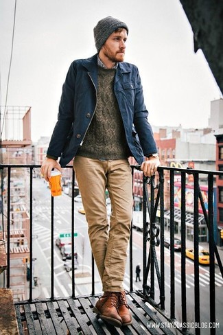 Какие полевые куртки носить с бежевыми джинсами в 30 лет: Полевая куртка и бежевые джинсы прочно закрепились в гардеробе современных парней, позволяя создавать запоминающиеся и практичные образы. Боишься выглядеть неаккуратно? Дополни этот ансамбль светло-коричневыми кожаными повседневными ботинками.