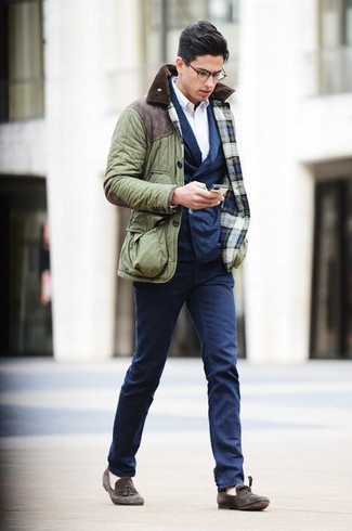 Как носить полевую куртку с лоферами: Полевая куртка и темно-синие брюки чинос — обязательные составляющие в гардеробе парней с чувством стиля. Закончив образ лоферами, получим неожиданный результат.